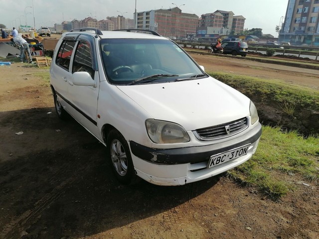 Toyota raum 2001