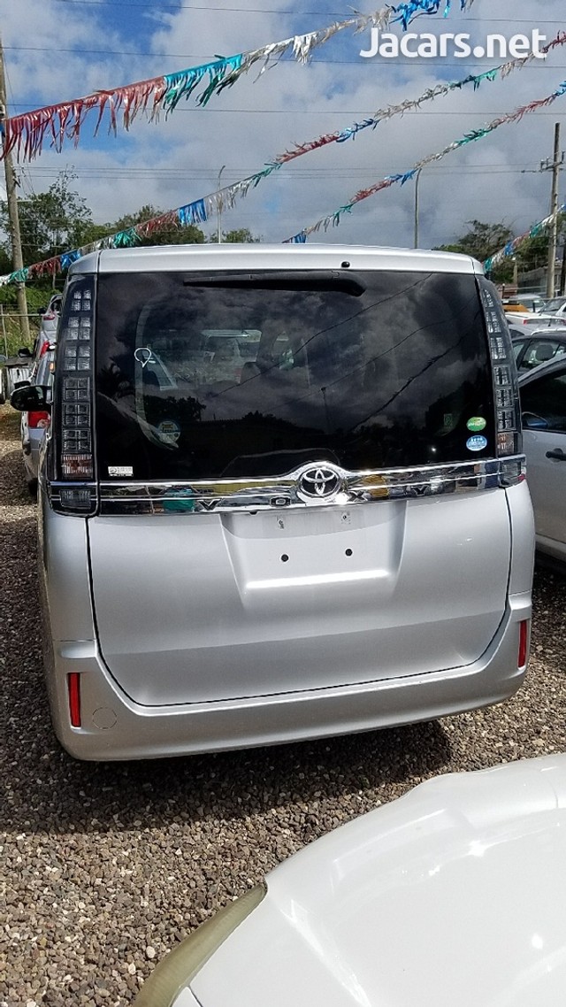 Toyota Voxy 2014 J 2,500,000 for sale