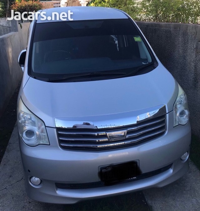 Toyota noah 2013