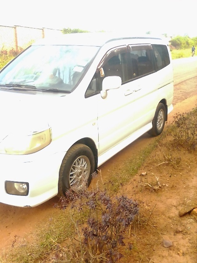 Nissan serena 2001