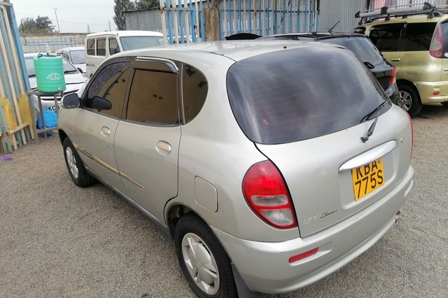 Toyota duet 2000