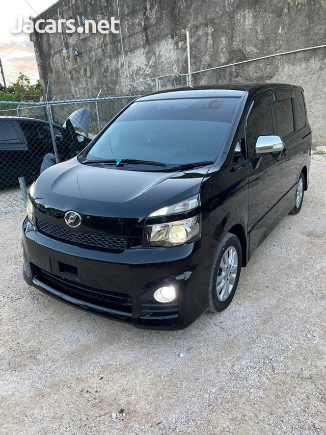 Toyota Voxy 2010 J 1,800,000 for sale