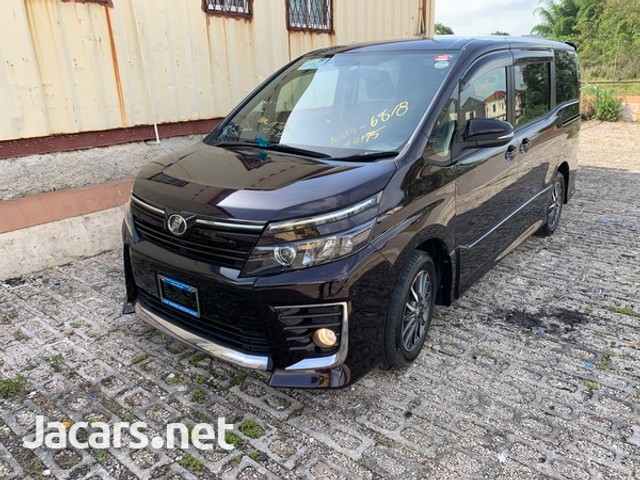 Toyota voxy 2014