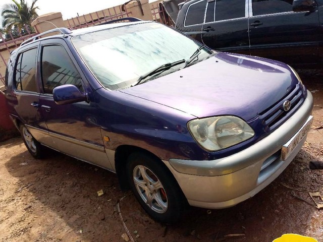 Toyota raum 1999