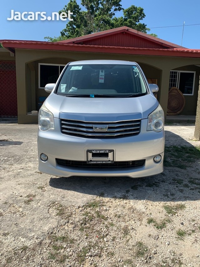 Toyota noah 2013