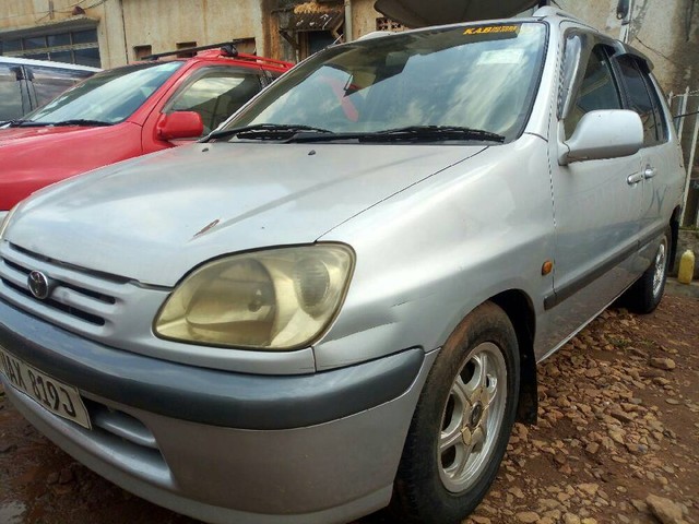 Toyota raum 1999