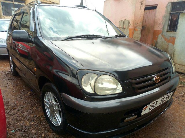 Toyota raum 2000