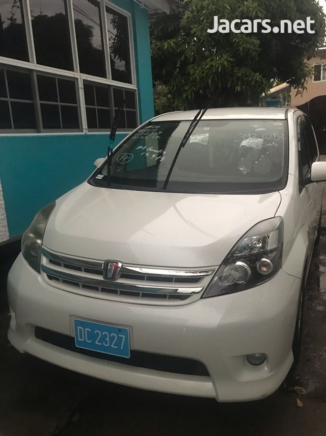 Toyota isis 2011