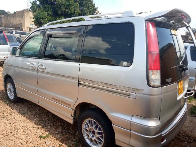 Toyota noah 2001