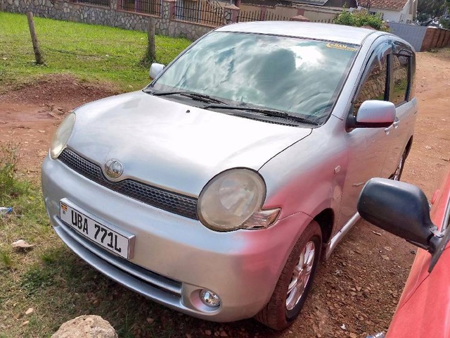 Toyota sienta 2003