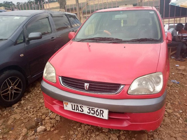 Toyota raum 2000