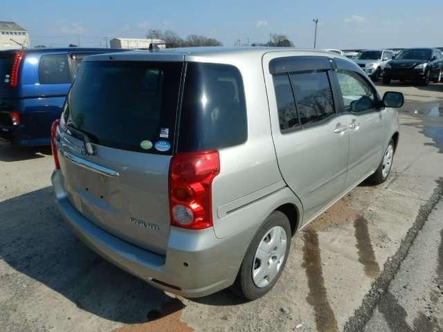 Toyota raum 2005