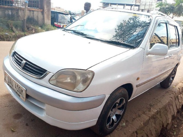 Toyota raum 1999