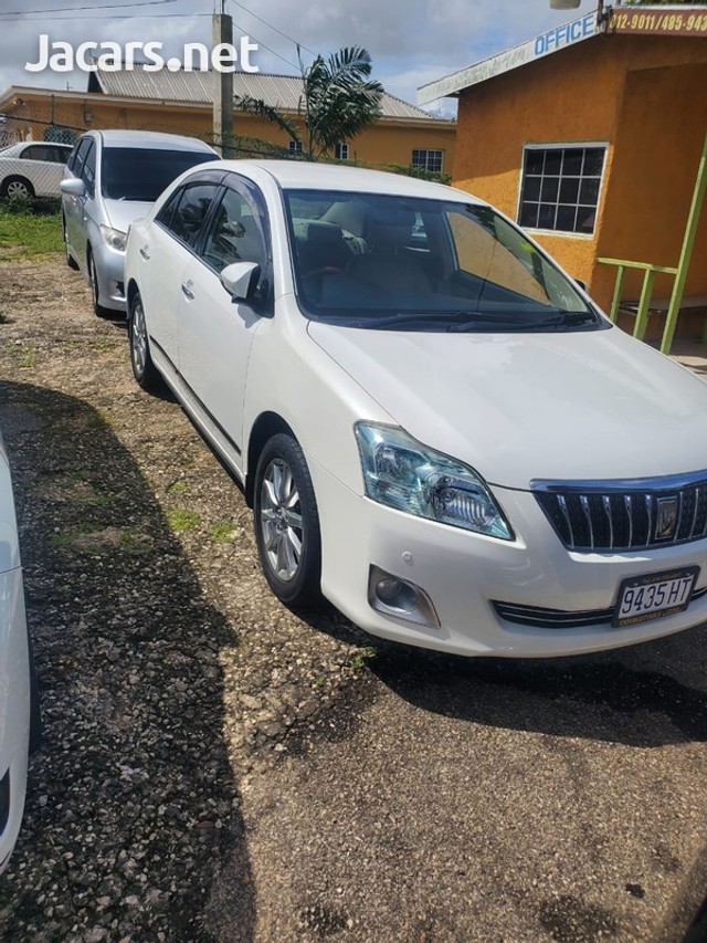 Toyota premio 2013