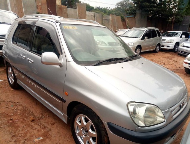 Toyota raum 2000