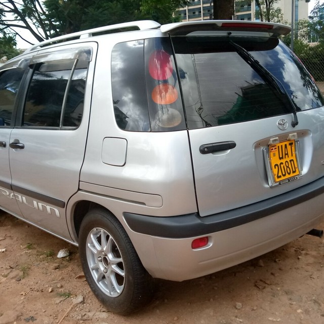 Toyota raum 1999