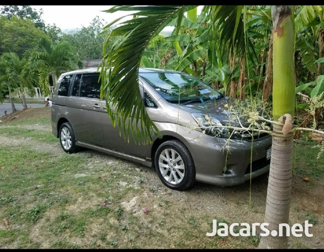 Toyota isis 2011