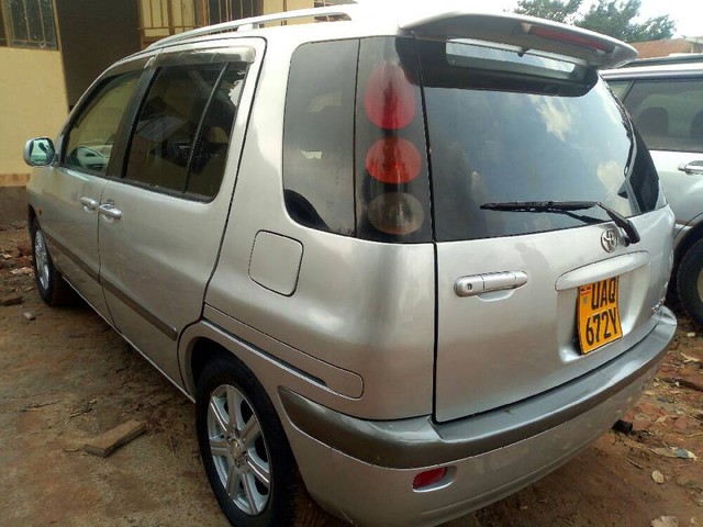 Toyota raum 1999