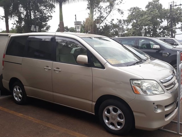 Toyota noah 2006