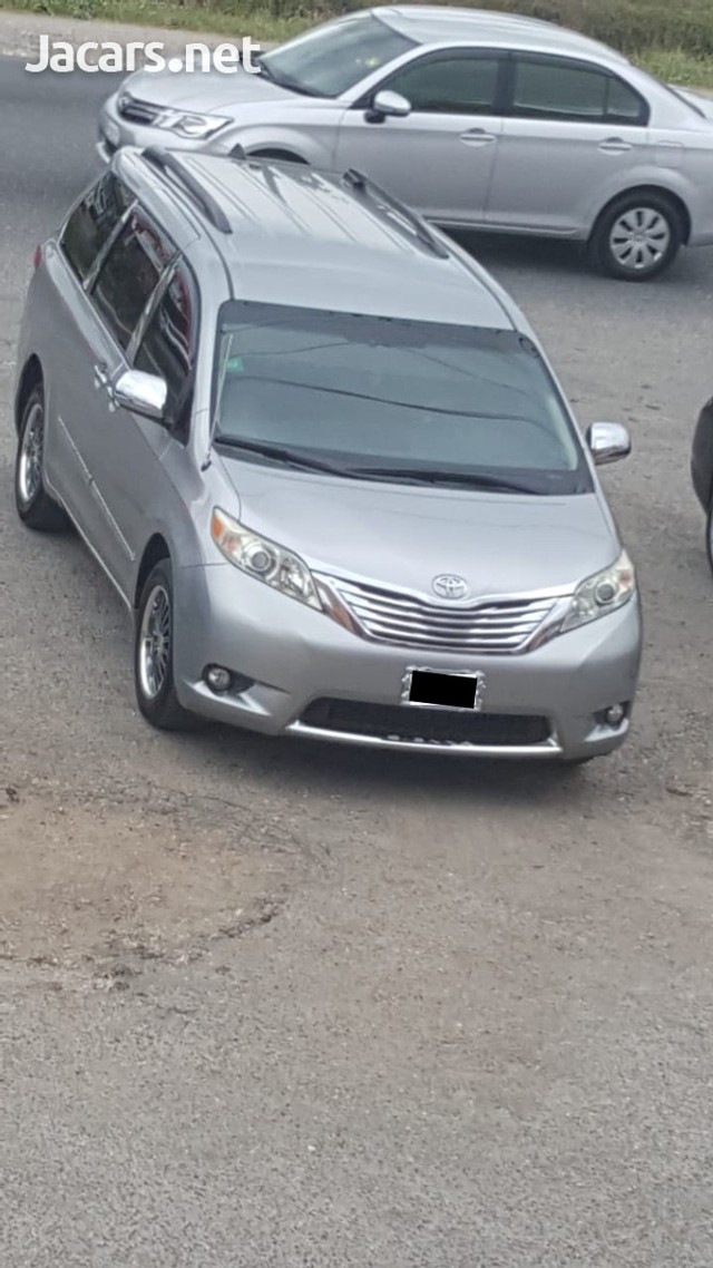 Toyota Sienna 2011 J 2,500,000 for sale