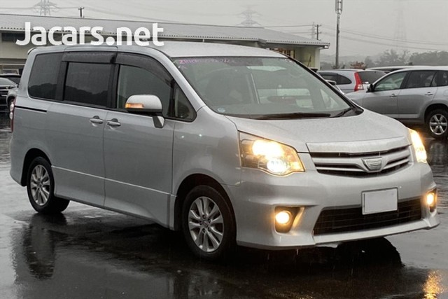 Toyota noah 2012