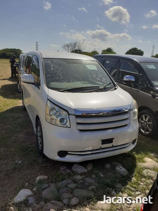Toyota noah 2010