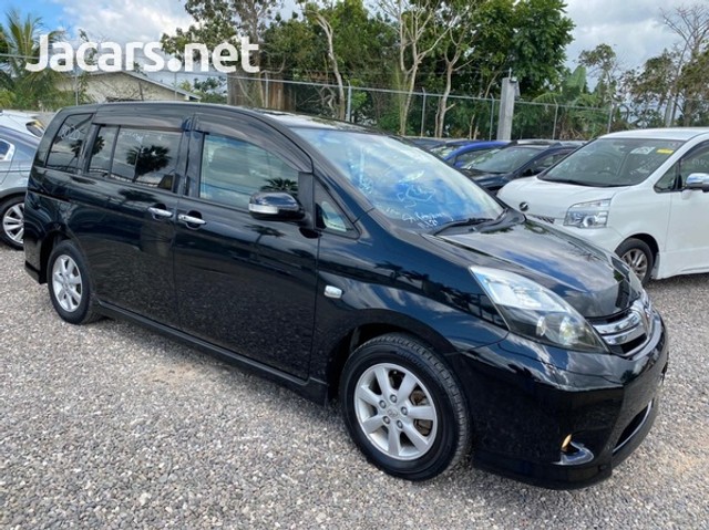 Toyota isis 2011