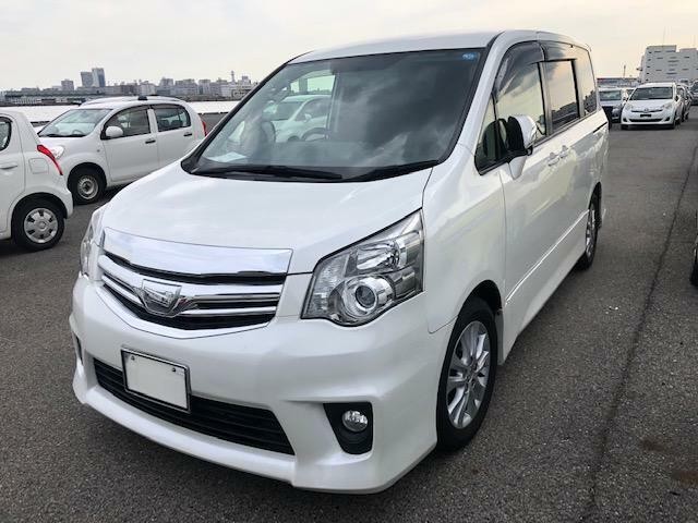 Toyota noah 2013