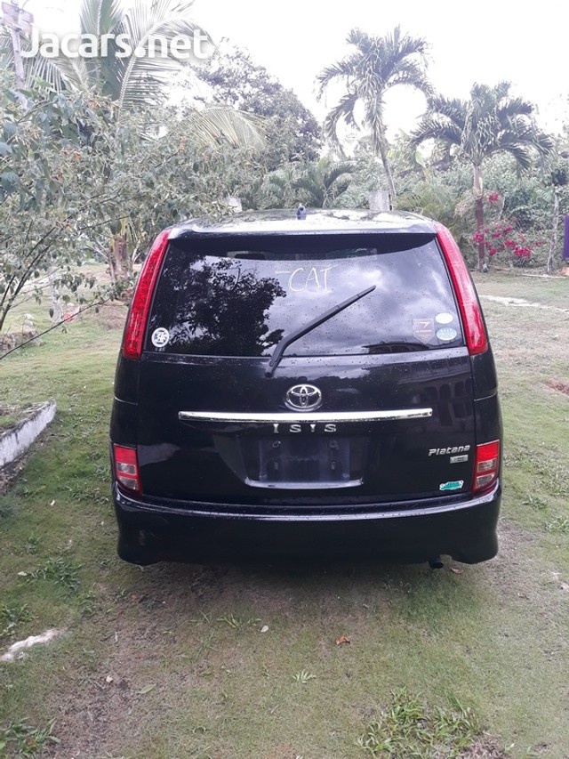 Toyota isis 2011
