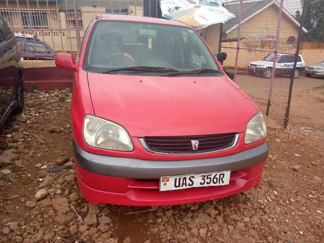 Toyota raum 2000
