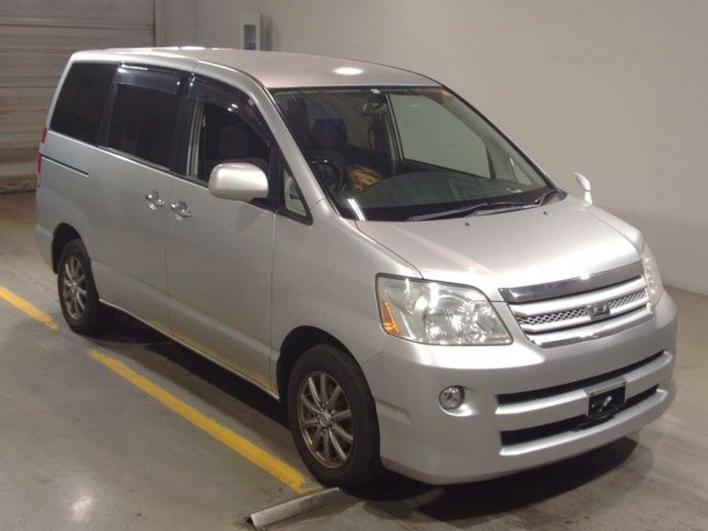 Toyota noah 2006