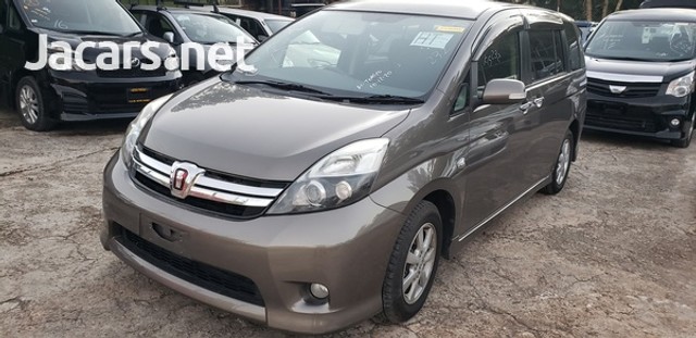 Toyota isis 2011