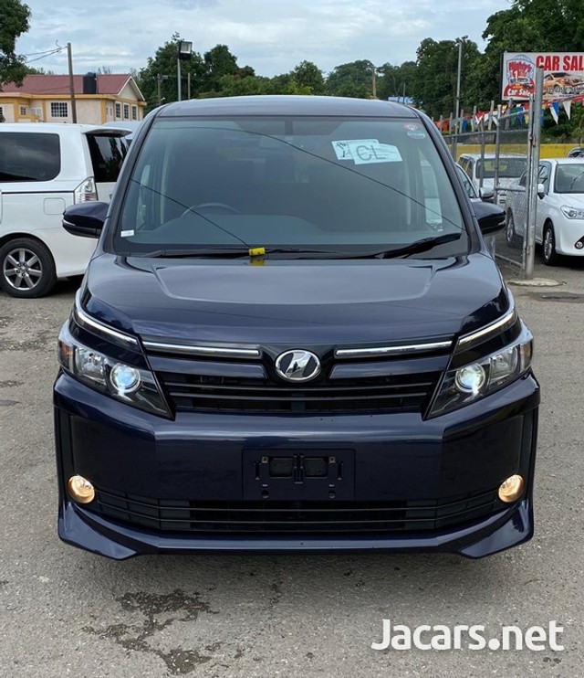 Toyota Voxy 2015 J 2,650,000 for sale